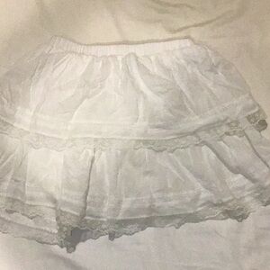 Forever 21 white frilly skirt size S with lace details